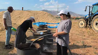 Tarlada üniversiteli kardeşler Biri hukuk okuyor, biri ebelik, ikisi de bulgur kaynatıyor