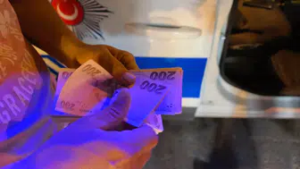 İnegöl'de örnek davranış Kaputta bulduğu 30 bin lirayı polise götürdü