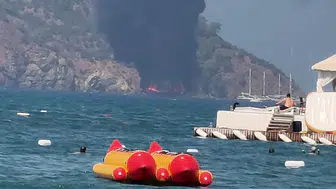 Fethiye açıklarında tur teknesi yandı 115 kişi denize atladı