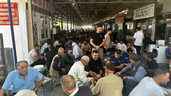 Dicle Kaymakamı Atış hem sahayı dinliyor hem yangınla mücadele ediyor