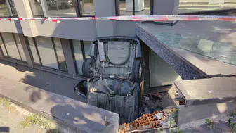 Bakırköy'de kaza yapan otomobil apartman boşluğuna uçtu