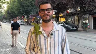 Eskişehir sokaklarında omzunda iguanayla yürüyen adam şaşkınlık yarattı