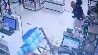 Malatya’da fırtına eczane camlarını tuzla buz etti