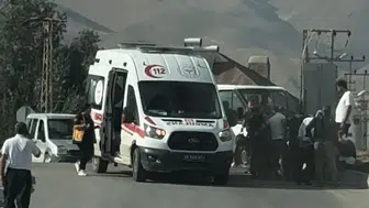 Kavşakta minibüsle pikap çarpıştı, 4 kişi hastanede