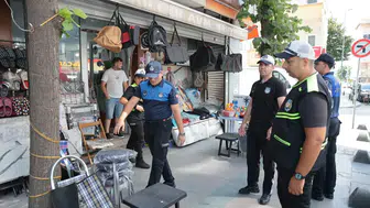 Küçükçekmece'de kaldırımları işgal edenlere zabıta engeli