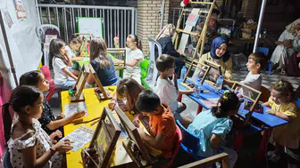 Demirci'de minik eller asırlık halı sanatını mini tezgahlarda öğreniyor