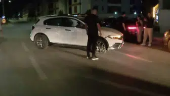Motosikletli, otomobile çarptı 18 yaşındaki sürücü yaralandı
