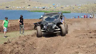 Ağrı Balık Gölü şenliklerle sezonun en hareketli günlerini yaşadı