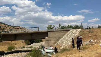 Gerger'de kamyonet dereye uçtu Sürücü ağır yaralı