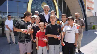 Kahta Belediye Başkanı Hallaç çocuklarla dondurma keyfi yaptı