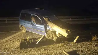 Gece direksiyonda uyuyakaldı, otomobil bariyerlere saplandı