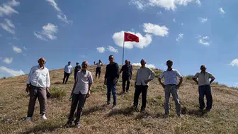 Kars Bardaklı köyünün tepesinde yeni bayrak gururu