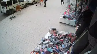 Polisten kaçan şüpheliyi tekme atarak durduran vatandaş kamerada
