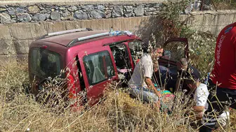 Muğla’da ticari araç yoldan çıktı 2 yaralı