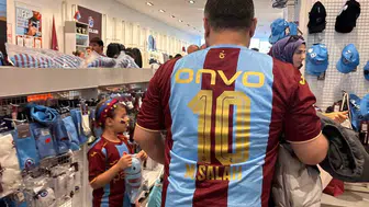 Trabzonsporlu taraftarlar Salah forması almak için mağazalara akın etti