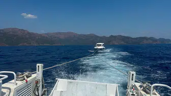 Marmaris açıklarında sürüklenen teknedeki 7 kişi son anda kurtarıldı