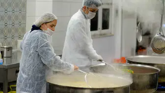 Muratpaşa’da binlerce sofraya sıcak yemek desteği