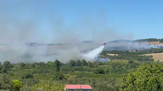 Lapseki’de tarım arazisinde başlayan yangın kontrol altına alınmaya çalışılıyor
