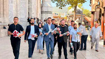 Ak Partili gençler Mevlid Kandili'nde gül dağıttı, Süleyman Çelebi'yi andı