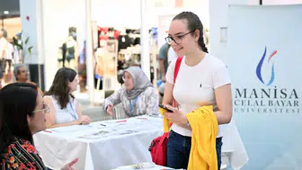 MCBÜ aday öğrencilerle alışveriş merkezinde bir araya geldi