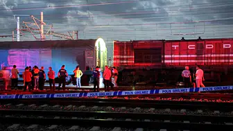 Vagonun üzerinde çalışan işçi elektrik akımına kapıldı, can verdi