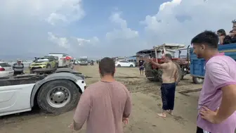 Hatay sahilinde kuma saplanan tırı traktörler kurtardı