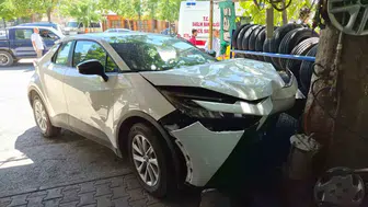 Adıyaman'da kontrolden çıkan otomobil hem yayaya çarptı hem ağaca girdi