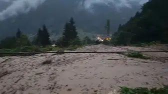 Uzungöl’de sağanak sonrası yol çamurla kapandı, ekipler yeniden açtı