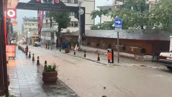 Artvin'de aniden bastıran sağanak hayatı felç etti: Yollar göle döndü