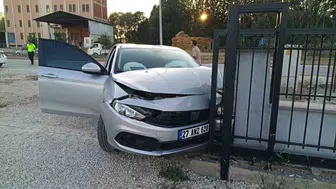 Direksiyon hakimiyeti kayboldu, otomobil demir kapıya çarptı 4 yaralı