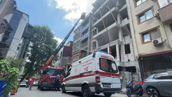 Beyoğlu’nda çatıdaki çıplak turist ekipleri alarma geçirdi