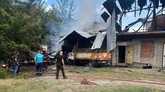 Sapanca'da depo yangını Alevler park halindeki kamyonete sıçradı