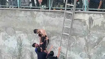 Tarsus’ta kanala düşen genci arkadaşı son anda yakaladı