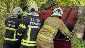 Bartın'da kontrolden çıkan araç ağaca çarptı