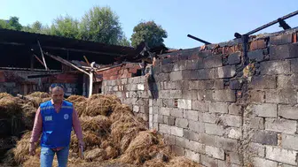 Ahır yangınında 500 balyası kül olan üreticiye Büyükşehir'den destek