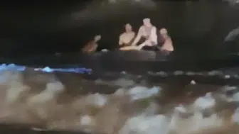 Dalgalara rağmen denize girdi, cankurtaranlar son anda yetişti