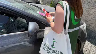 Kars’ta park halindeki araçlara bağımlılıkla mücadele broşürü bırakıldı