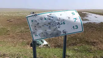 Köy yollarındaki yön tabelalarını silahla delik deşik ettiler