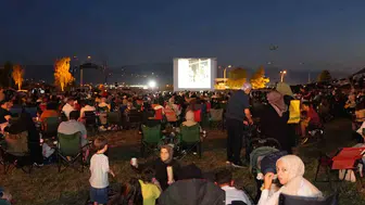 Düzce yaz akşamlarını açık havada film izleyerek geçiriyor