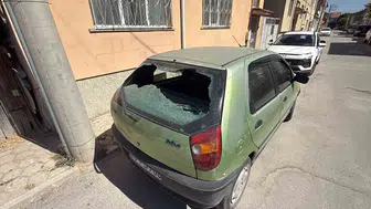 Eskişehir’de park halindeki aracın üzerine elektrik direğinden parça düştü