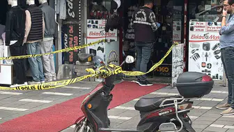 Cumhuriyet Caddesi'nde gece yarısı dehşet CD dükkanına silahlı saldırı
