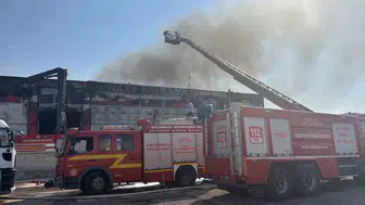 Gece yarısı elyaf fabrikasında alevler yükseldi, 75 itfaiyeci seferber oldu