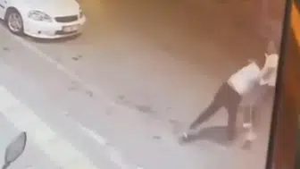 Bursa'da kaldırım kavgası kamerada Sözlü tartışma yumruklu kavgaya dönüştü
