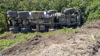 Zonguldak Alaplı'da beton mikseri virajı alamayıp şarampole devrildi