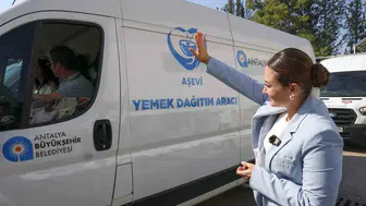 Antalya'da her gün 2 bin kişiye sıcak yemek Başkan Vekili mutfağa girdi