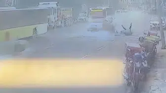 Kağıthane'de motokuryenin park halindeki araca çarpıp takla attığı anlar kamerada
