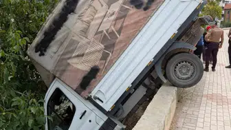Elazığ'da kamyonet bahçeye uçtu 1 yaralı