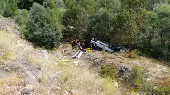 Sivas Suşehri yolunda minibüs uçuruma sürüklendi