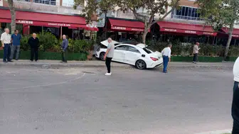 Nallıhan'da tırın çarptığı iki otomobilde yaralılar var D-140 karayolunda kaza