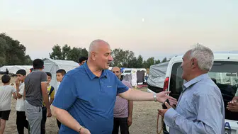 Kandil gecesi fındık tarlasında Başkan ve kaymakam işçilerle buluştu